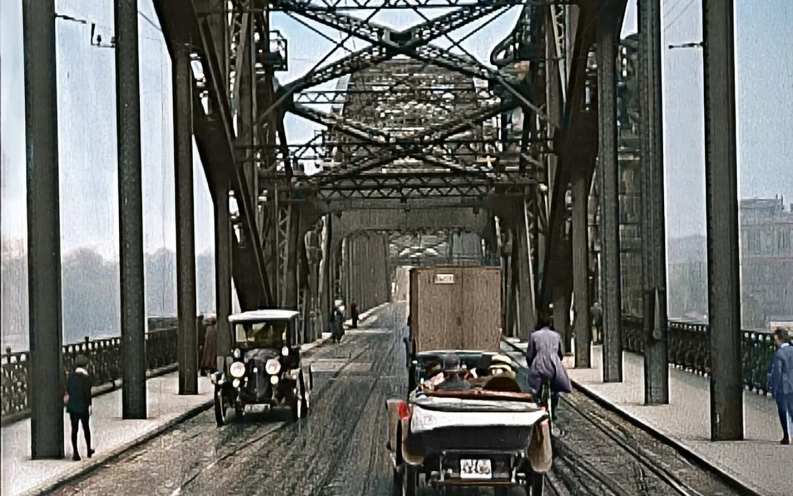Die Rheinbrücke in Düsseldorf im Jahr 1925, belebt mit Autos und Fußgängern, zeigt den Verkehr und die Bauweise der damaligen Zeit. Filmasuschnitt