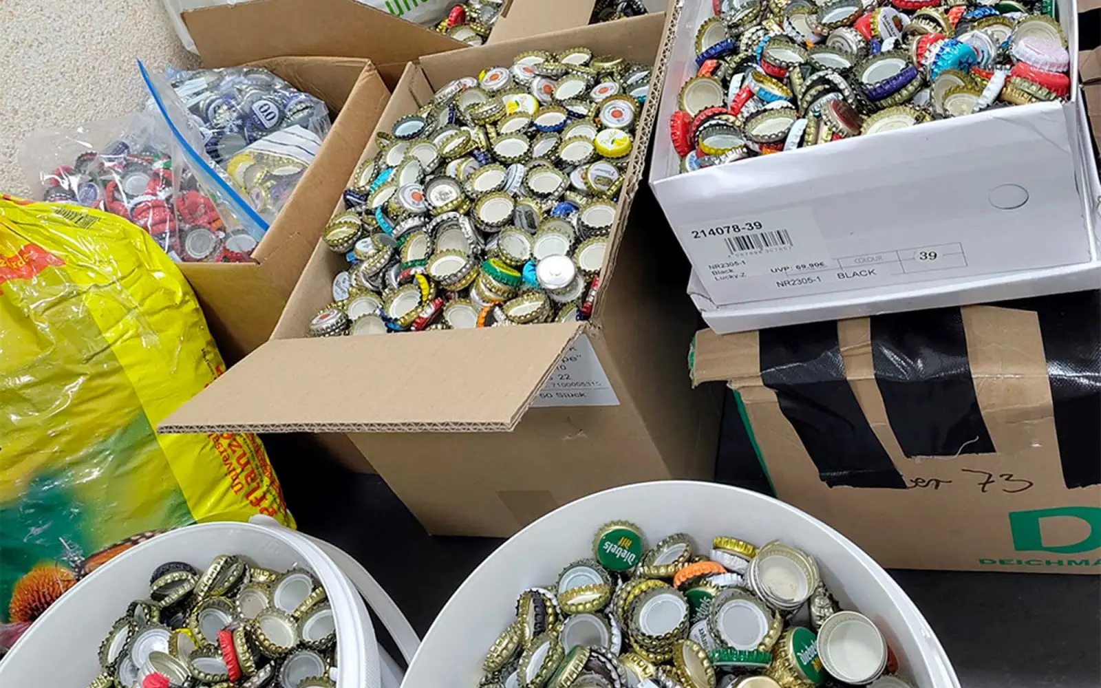Die gesammelten Kronkorken des Buchholzer Jugendzentrums Arlberger werden zur Unterstützung der Kinderkrebshilfe Münster recycelt. Foto: trinitatis-duisburg.de