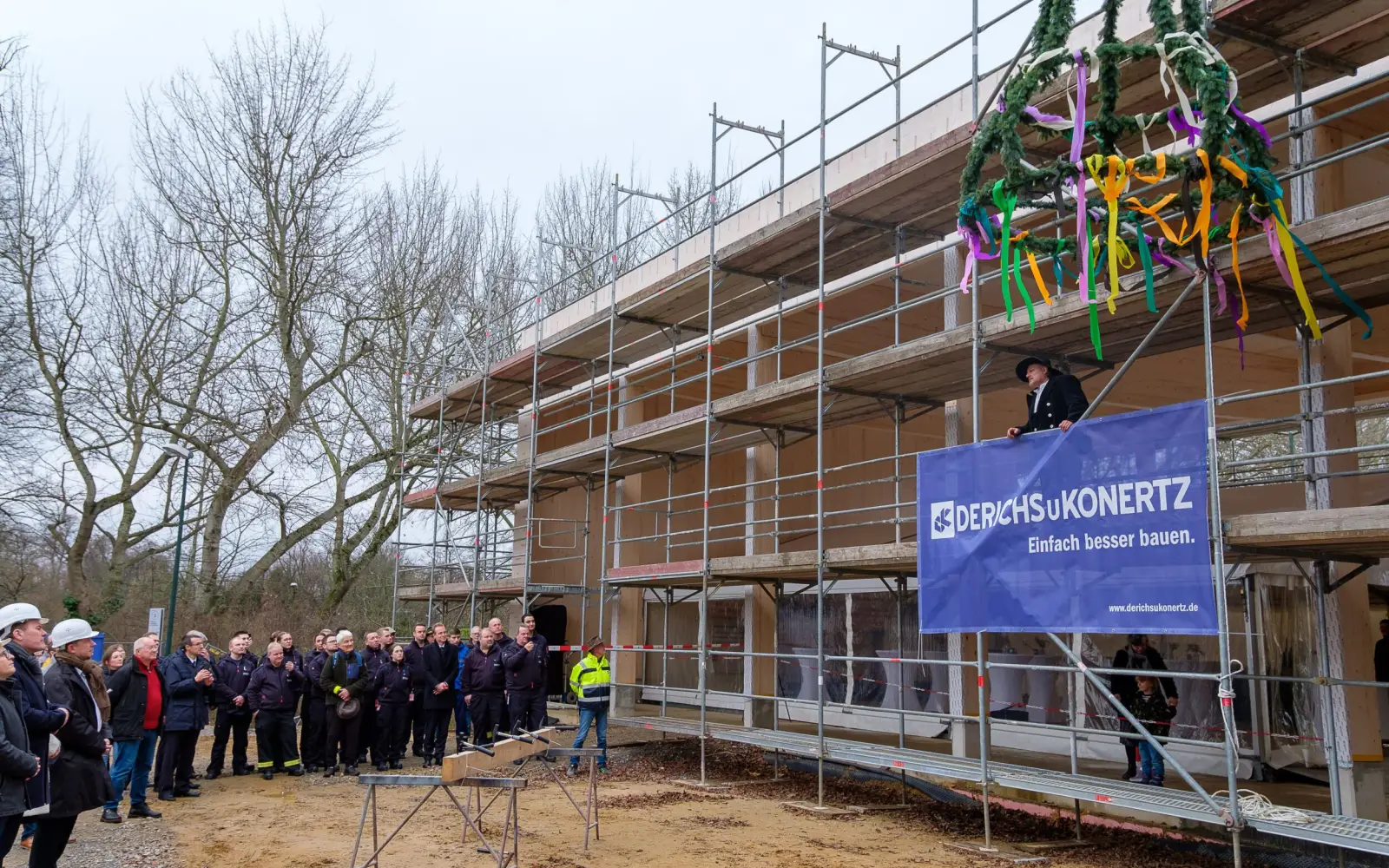 Zimmermann Ralf Adler beim Richtspruch für den Neubau der Wache für die Freiwillige Feuerwehr in Kaiserswerth. Foto: Landeshauptstadt Düsseldorf, Uwe Schaffmeister