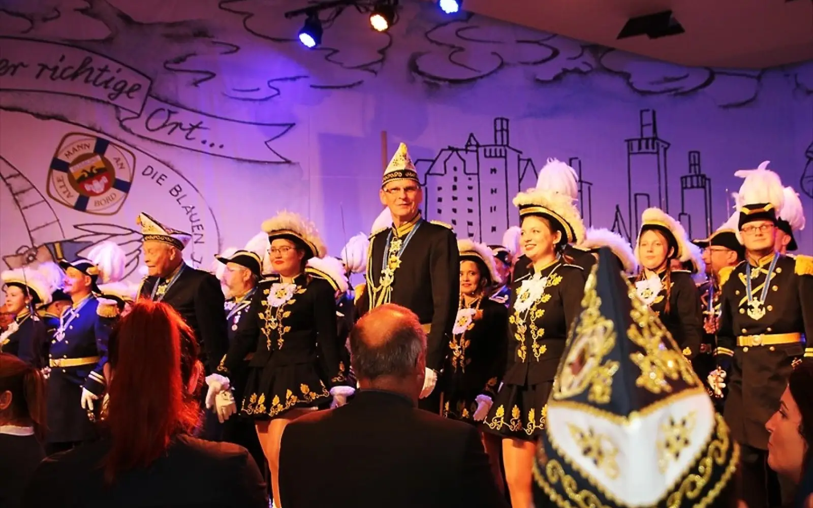 Beim Bordfest im November begrüßte Präsident Thomas Erlacher (Mitte) die Gäste in der MMG-Aula. Mit dabei war auch Geschäftsführer Fabian Walkner (rechts). Foto: KG AMaB