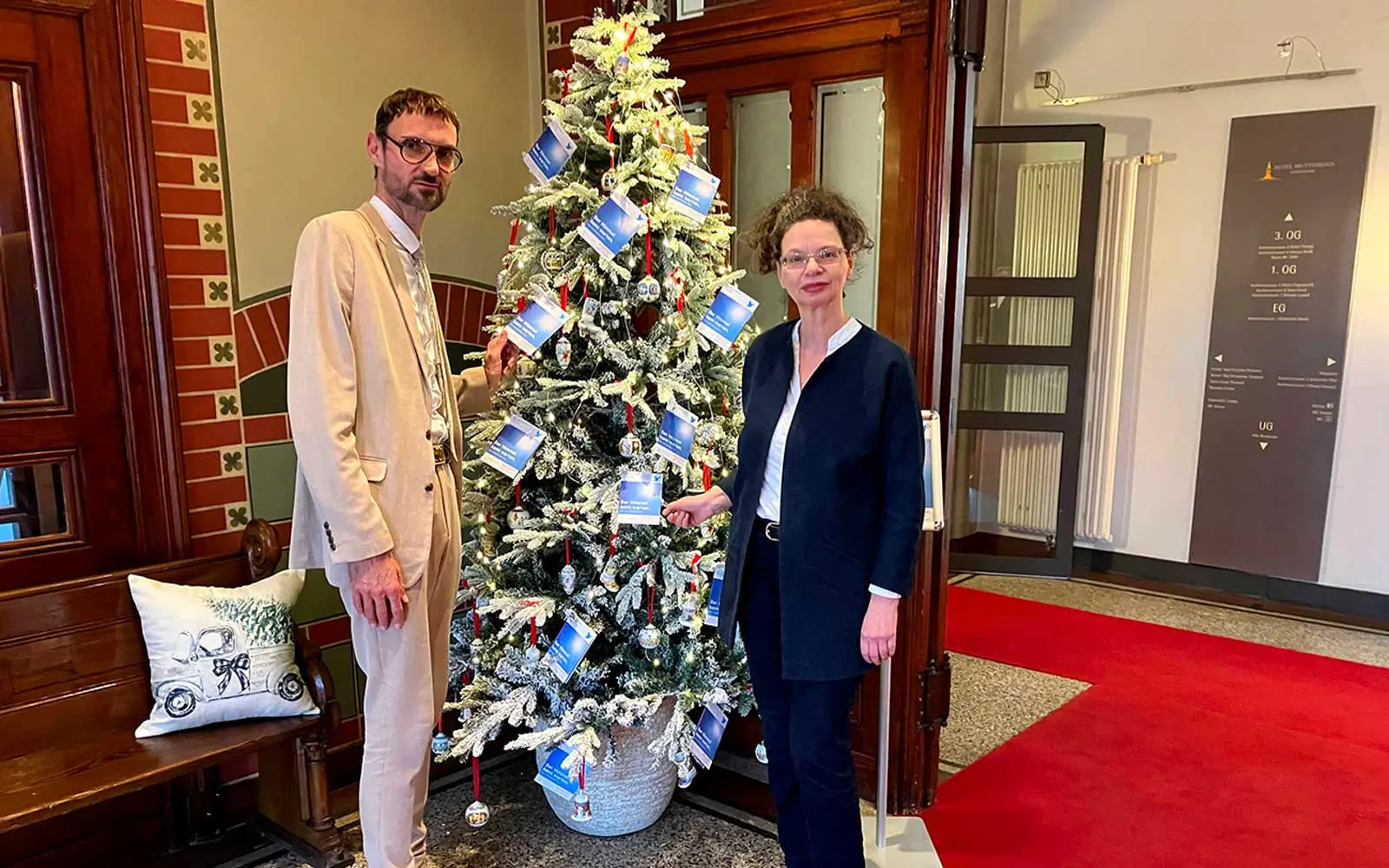 Der festlich geschmückte Spendenbaum ist ein echtes Highlight im Hotel Mutterhaus. Für Hotelleiter Markus Mönninghoff ist die Unterstützung des Friederike Fliedner Hospizes eine Herzensangelegenheit. Christine Taylor (Geschäftsführerin der Förderstif
