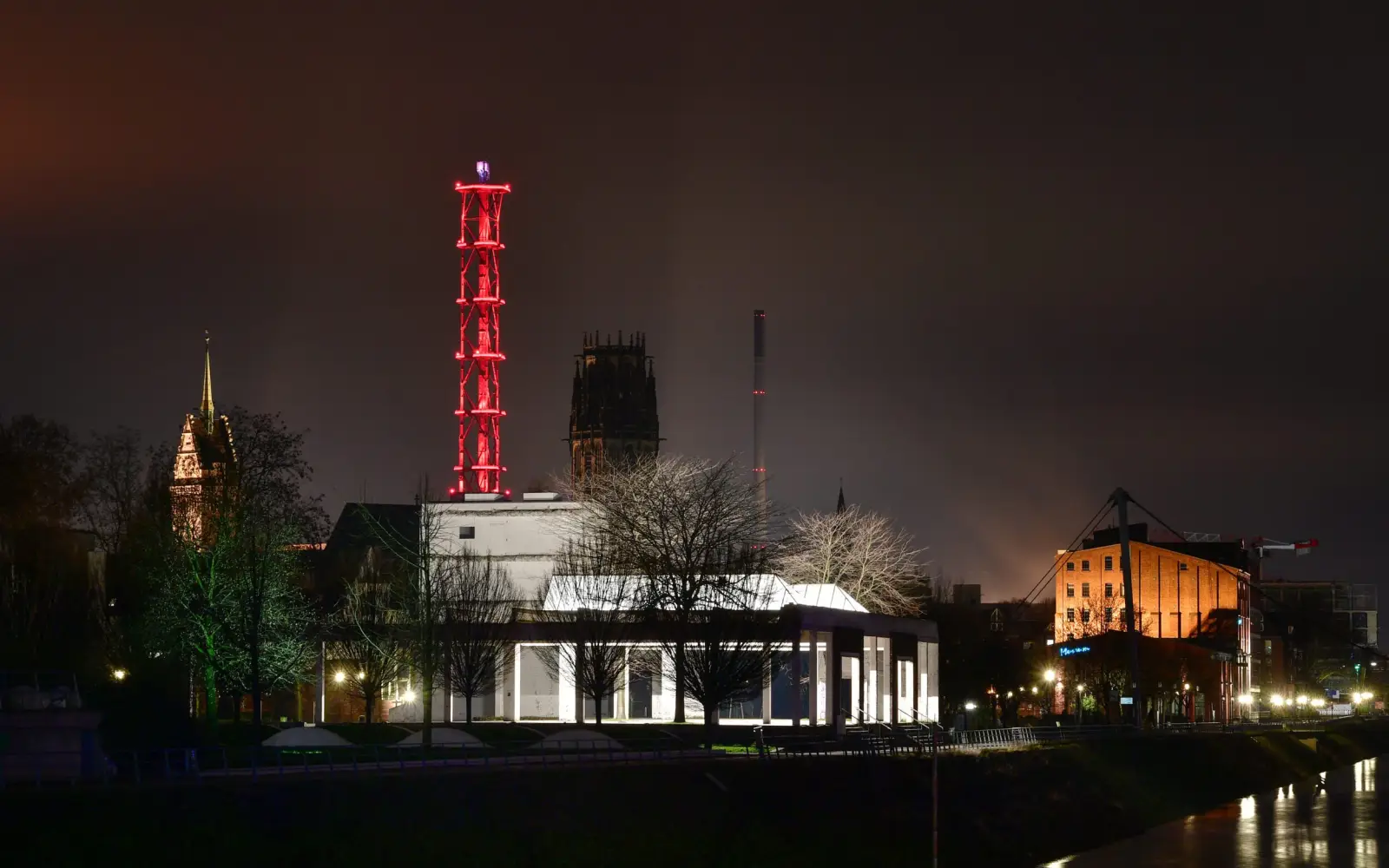 Der Stadtwerketurm in Duisburg erstrahlt an Weihnachten in Rot mit einer weißen Spitze und wird zur größten Weihnachtskerze der Stadt. Foto: Stadtwerke Duisburg
