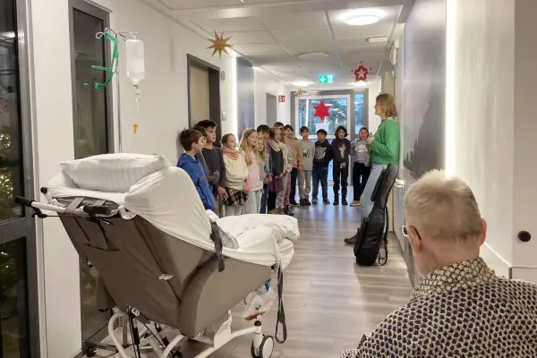 „Da geht einem das Herz auf“: 4c der Grundschule Kaiserswerth singt für Patienten der Palliativstation und der Onkologie