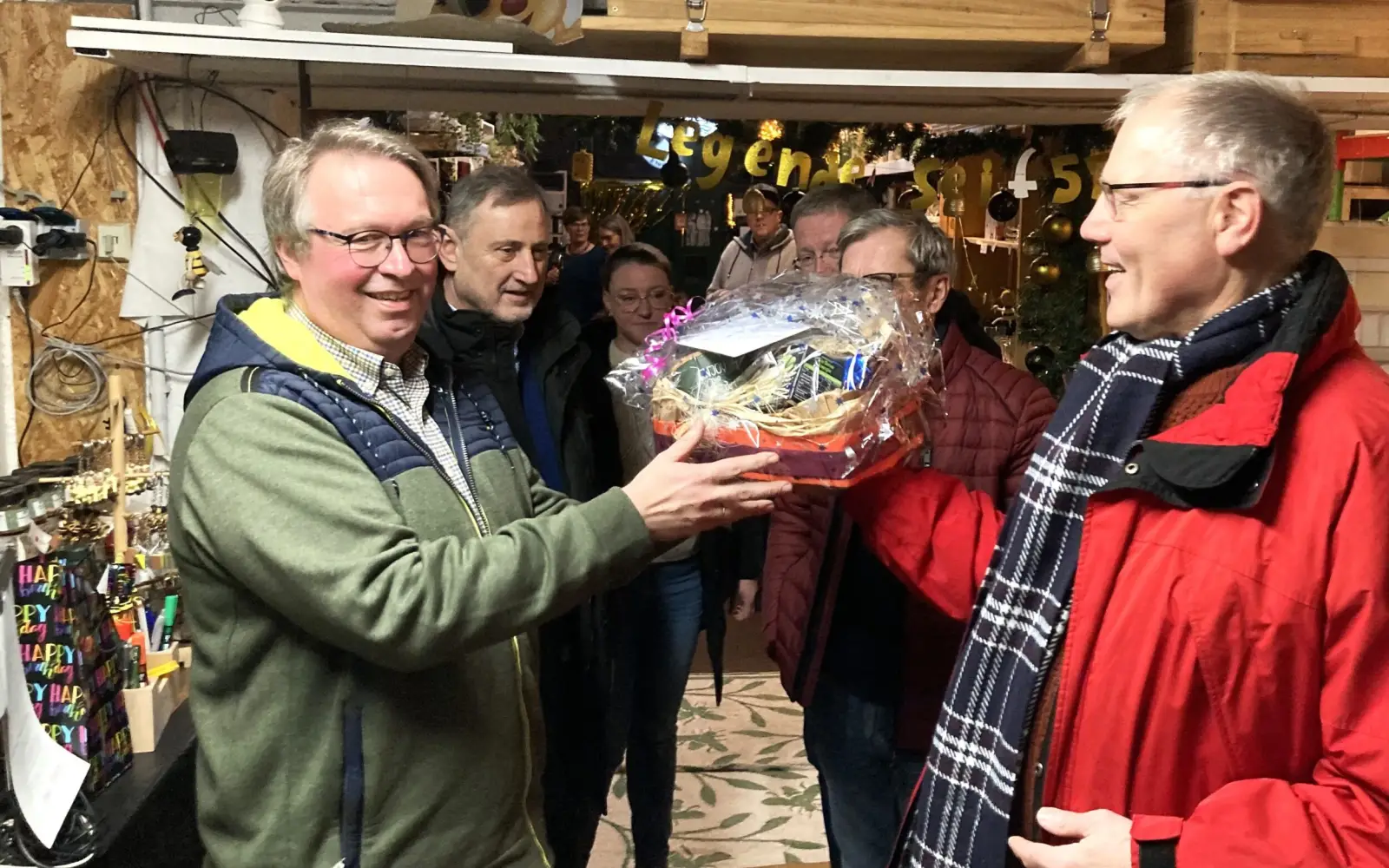 Bei der Überraschungsparty nahm Stefan Lindner (links) das Geschenk von seinen Elferrats-Kollegen entgegen. Foto: sam