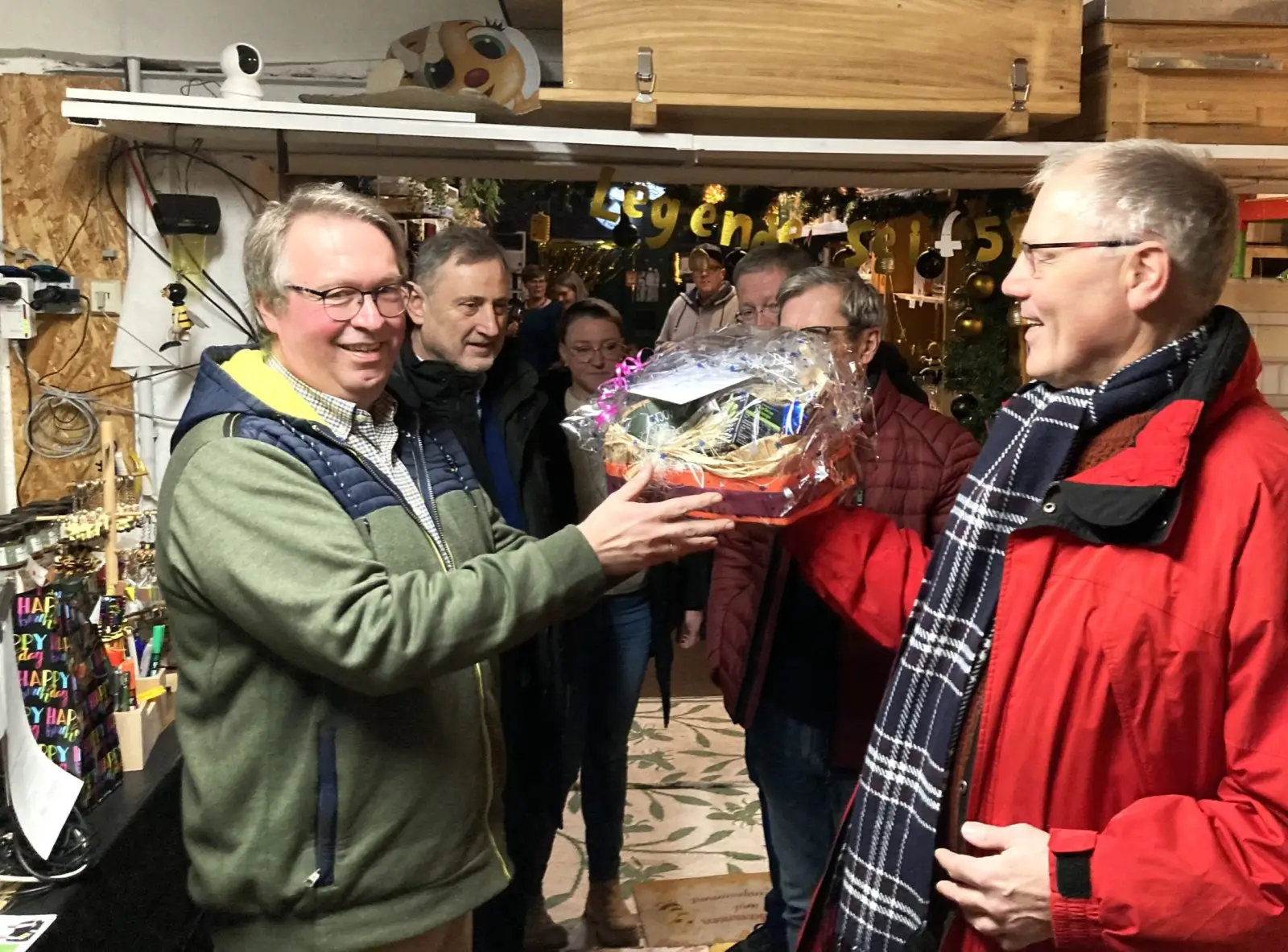 Bei der Überraschungsparty nahm Stefan Lindner (links) das Geschenk von seinen Elferrats-Kollegen entgegen. Foto: sam