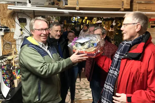 Besondere Atmosphäre: Überraschungsparty und Adventsfenster bei Bienen Lindner