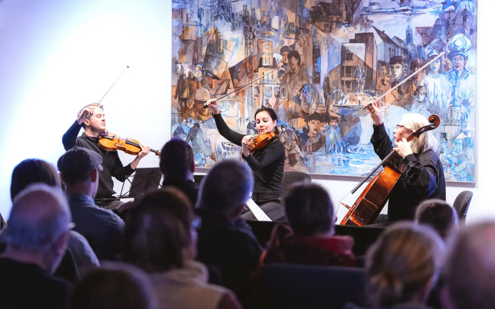Tobias Feldmann (Violine), Muriel Razavi (Viola) und Peter Bruns (Violoncello) ließen mit ihrem leidenschaftlichen Spiel gleich vom ersten Ton an den Funken zum Publikum überspringen. Foto: Christian Kern