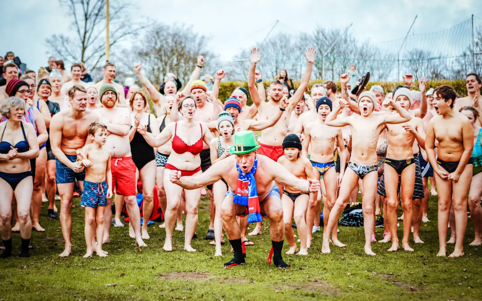 Auch in 2025 soll das neue Jahr mit einem Kaltwasserschwimmen beginnen. Dazu lädt der ASCD nach Wedau ein. Präsident Frank Salamon (vorne) wird zuvor eine motivierende Ansprache halten. Archivfoto: ASCD