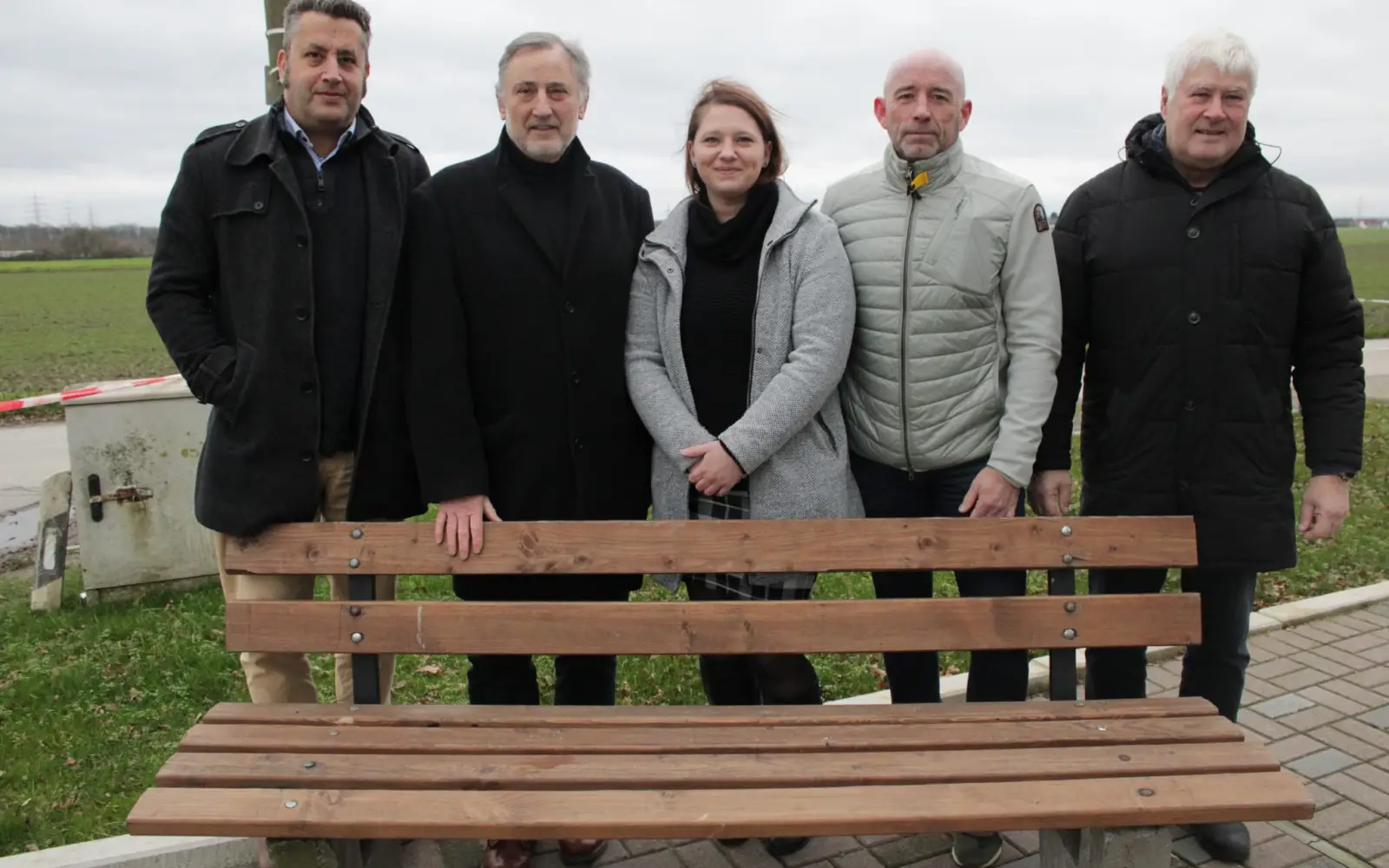 Freuen sich über die neue Bank am TuS Mündelheim (von links): Markus Wilken, Wolfgang Schwertner, Nathalie Hamacher (alle CDU-OV-Vorstand), Rainer Stolzenberg (Vorsitzender TuS) und Bauunternehmer Wolfgang Riebe. Foto: Privat