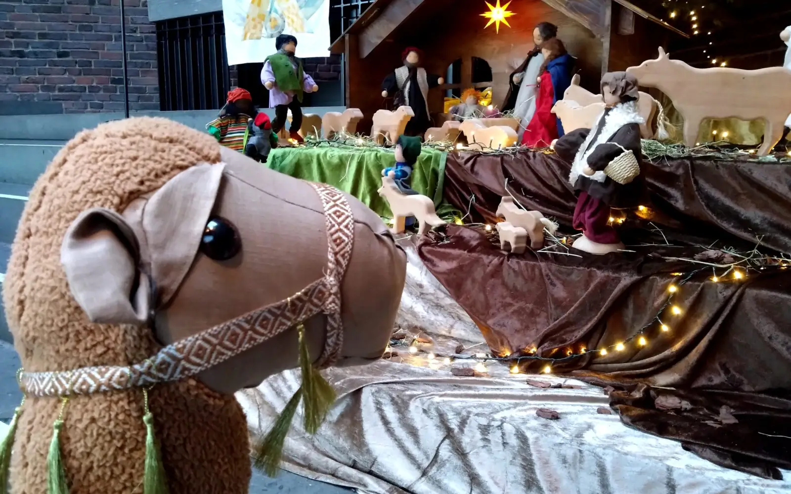 Die Krippe in der Jesus-Christus-Kirche Buchholz mit einem der Kamele im Vordergrund. Foto: trinitatis-duisburg.de