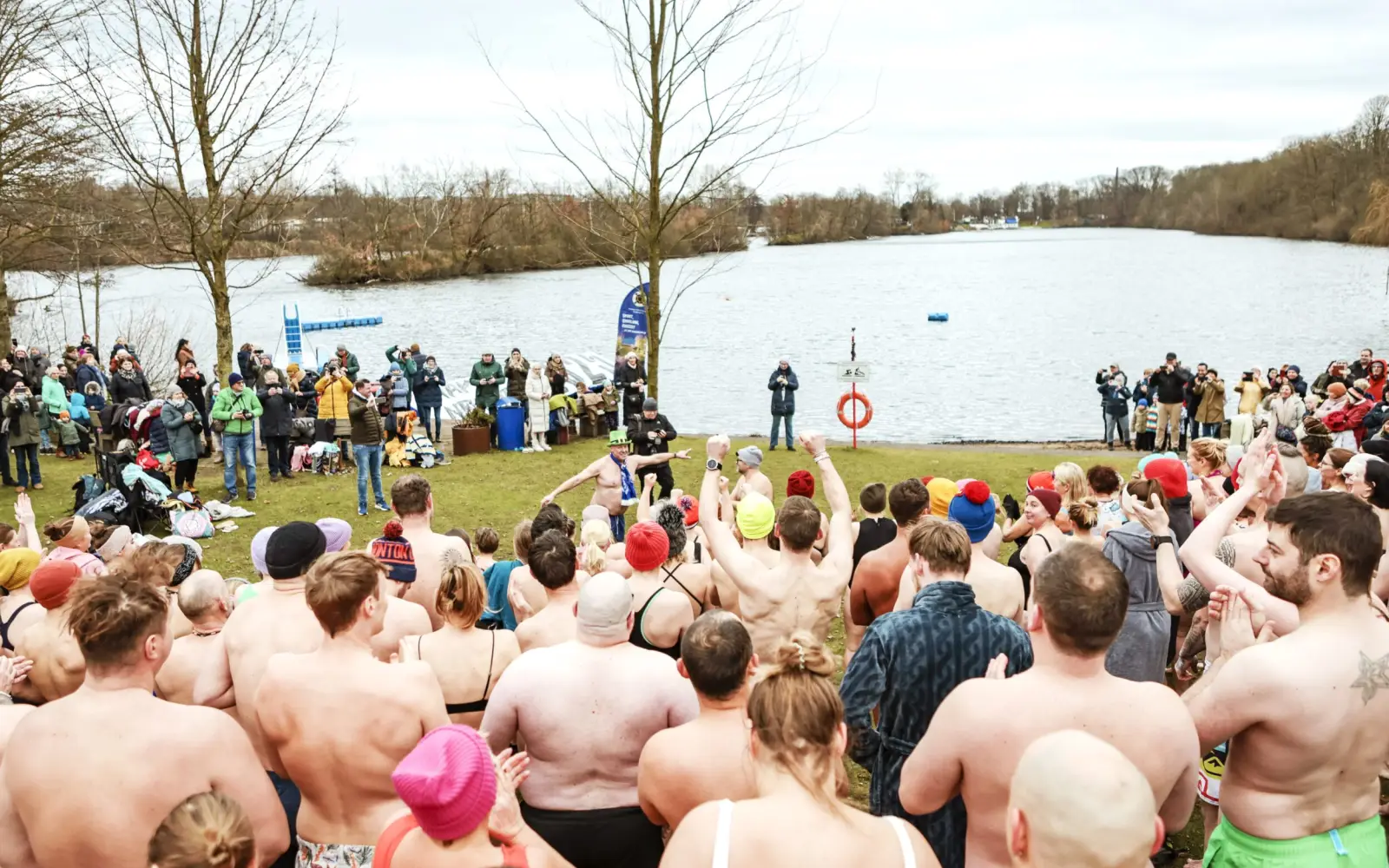 Bevor es in das 5,5 Grad kalte Wasser ging, hielt der Mündelheimer Frank Salamon eine anfeuernde Rede. Foto: ASCD
