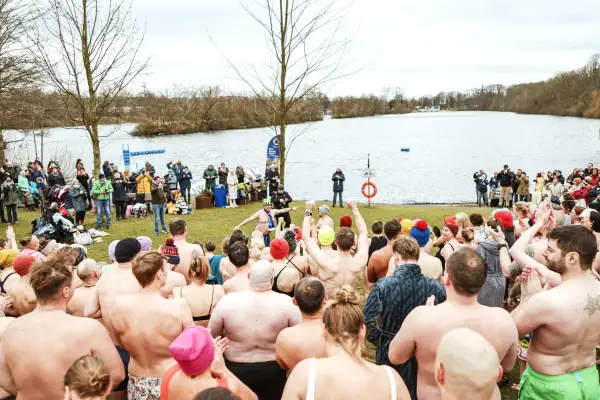 Hinein ins kalte Nass: 200 Schwimmer begrüßten das neue Jahr im ASCD