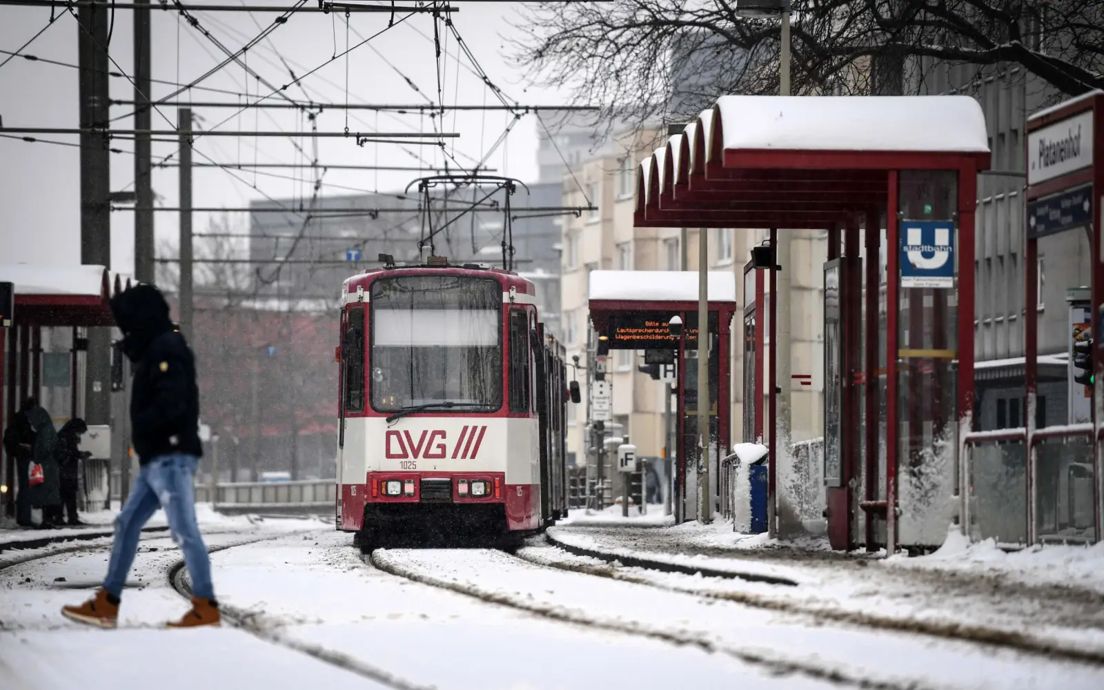 Eine Straßenbahn der DVG kämpft sich durch das Stadtgebiet. Archivfoto: Daniel Tomczak / DVV.