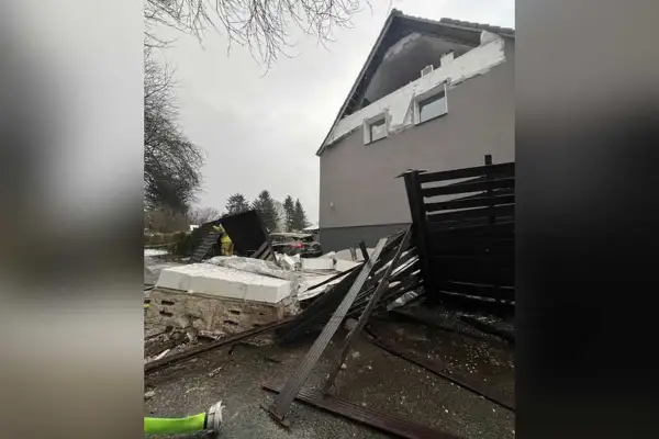 Hausgiebel in Bissingheim eingestürzt – eine Person tot geborgen