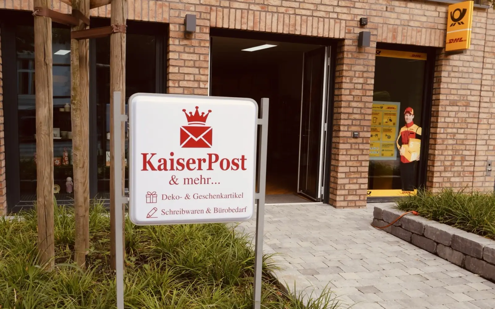 Ein Mehrwert für Kaiserswerth: Endlich gibt es wieder eine Postfiliale. Foto: cj