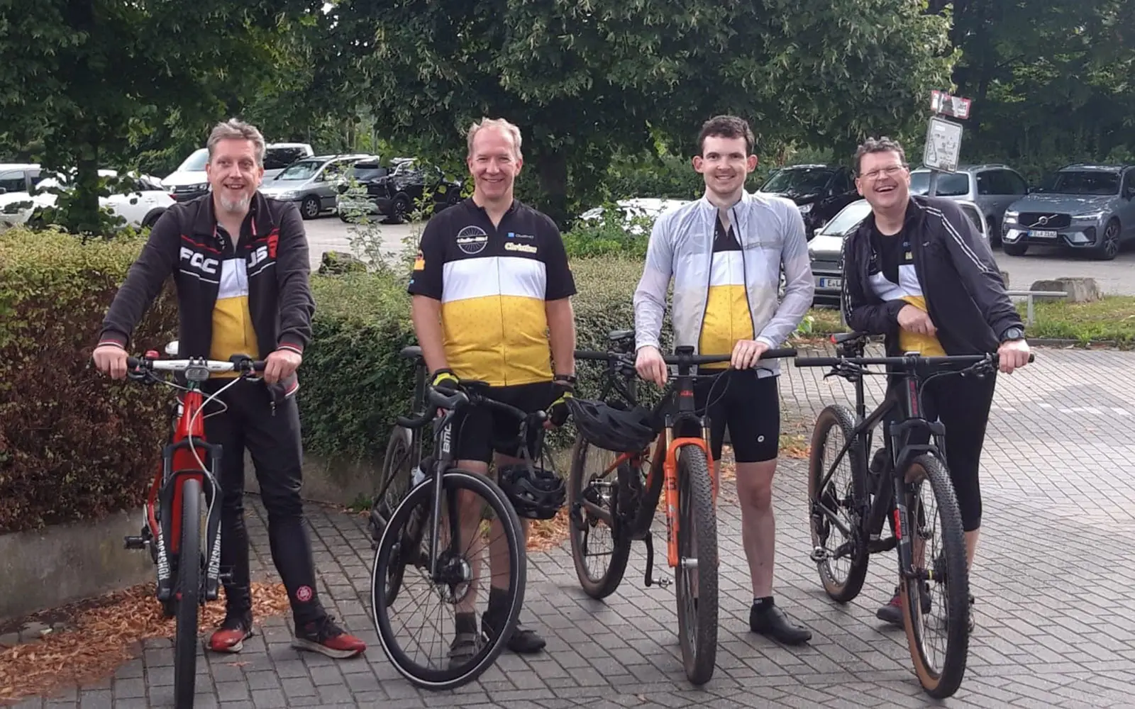 Trotz des Regens erfolgreich: Die Gruppe „Die 4 Radler – bitte!“ sammelte bei ihrer zwölfstündigen Spendentour um den Baldeneysee rund 2.000 Euro für den VKM Duisburg. Foto: privat