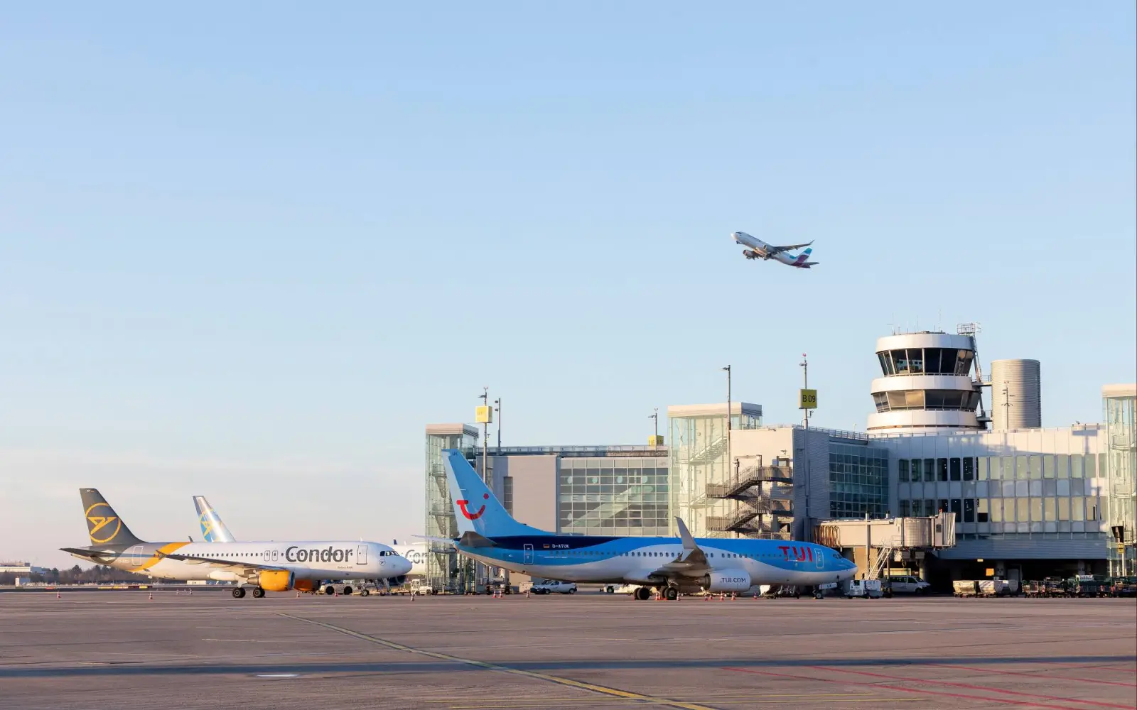 Ferienzeit im Terminal. Auch in der Hochsaison laufen Check-in und Sicherheitskontrollen am Flughafen Düsseldorf reibungslos. Foto: Flughafen Düsseldorf / Andreas Wiese