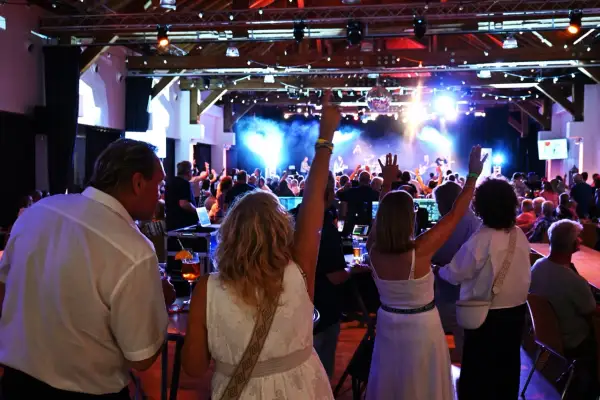 Fröhliche Summer-Night-Party im Steinhof