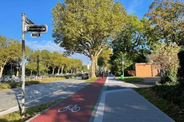Baustart für Radleitroute 1: Arbeiten an der Kaiserswerther Straße haben begonnen [Video]