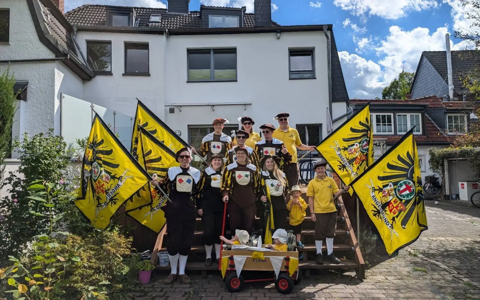 Mitglieder der Fahnenschwenkergruppe der St. Sebastianus Bruderschaft Angermund 1511 e.V. posieren in kompletter Montur für ein Gruppenfoto. Foto: Kristina Broden