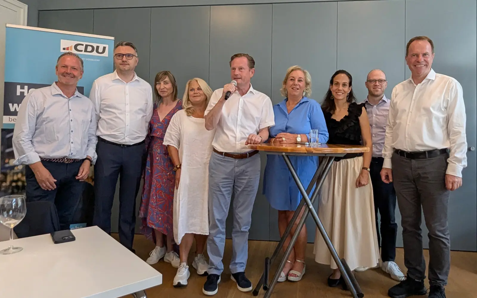Für Gespräche und Fragen standen Marc Gemeinder (von links), Georg Tautfest, Silke Hars, Petra Pawig, Andreas Auler, Babette de Fries, Nicole Perger, Benedict Stieber und Dr. Stephan Keller bereit. Foto: ah