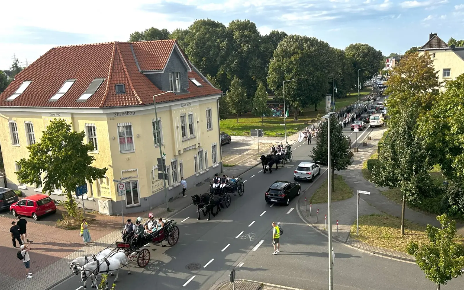 Auch in diesem Jahr werden die Huckinger Schützinnen und Schützen wieder mit Kutschen durch den Ort ziehen. Archivfoto: sam
