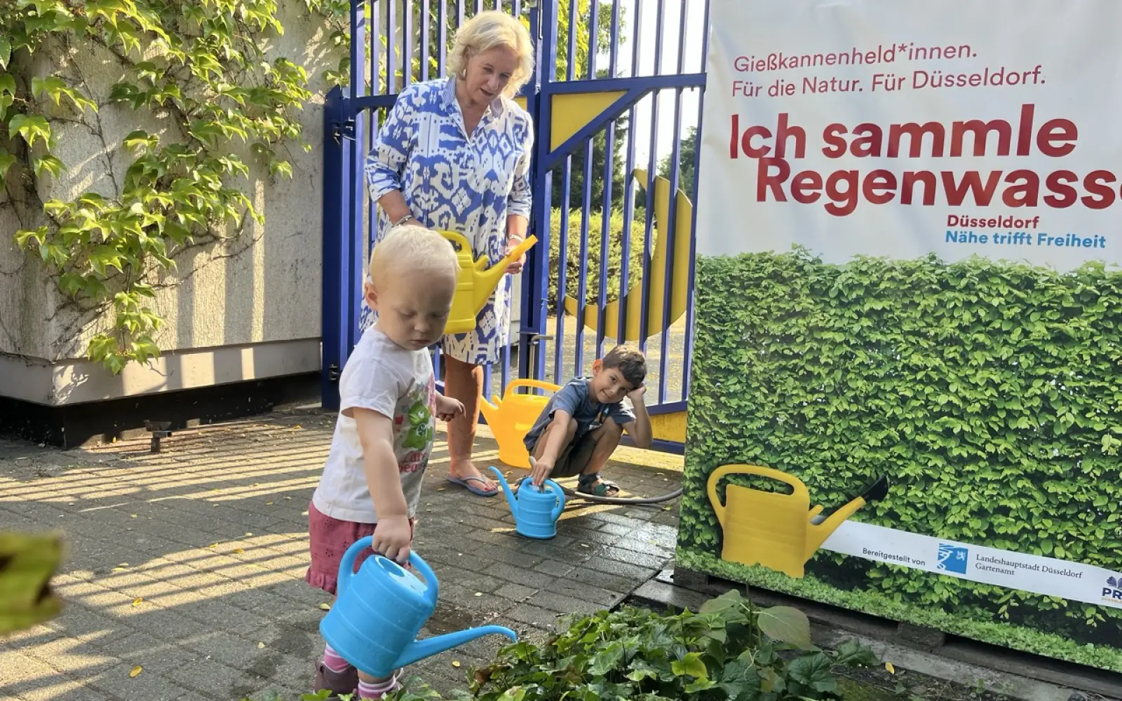 Kita-Leiterin Babette de Fries (mitte) ist stolz auf ihre Gießkannenhelden Lia und Miron, die sich vorbildlich für die Umwelt einsetzen. Foto: Kita