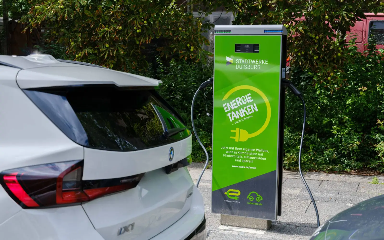 An der Hohenstaufenstraße in Duissern gegenüber der Hausnummer 8 können Elektroautos ab sofort an einer Ladesäule der Stadtwerke Duisburg geladen werden. Foto: Stadtwerke Duisburg