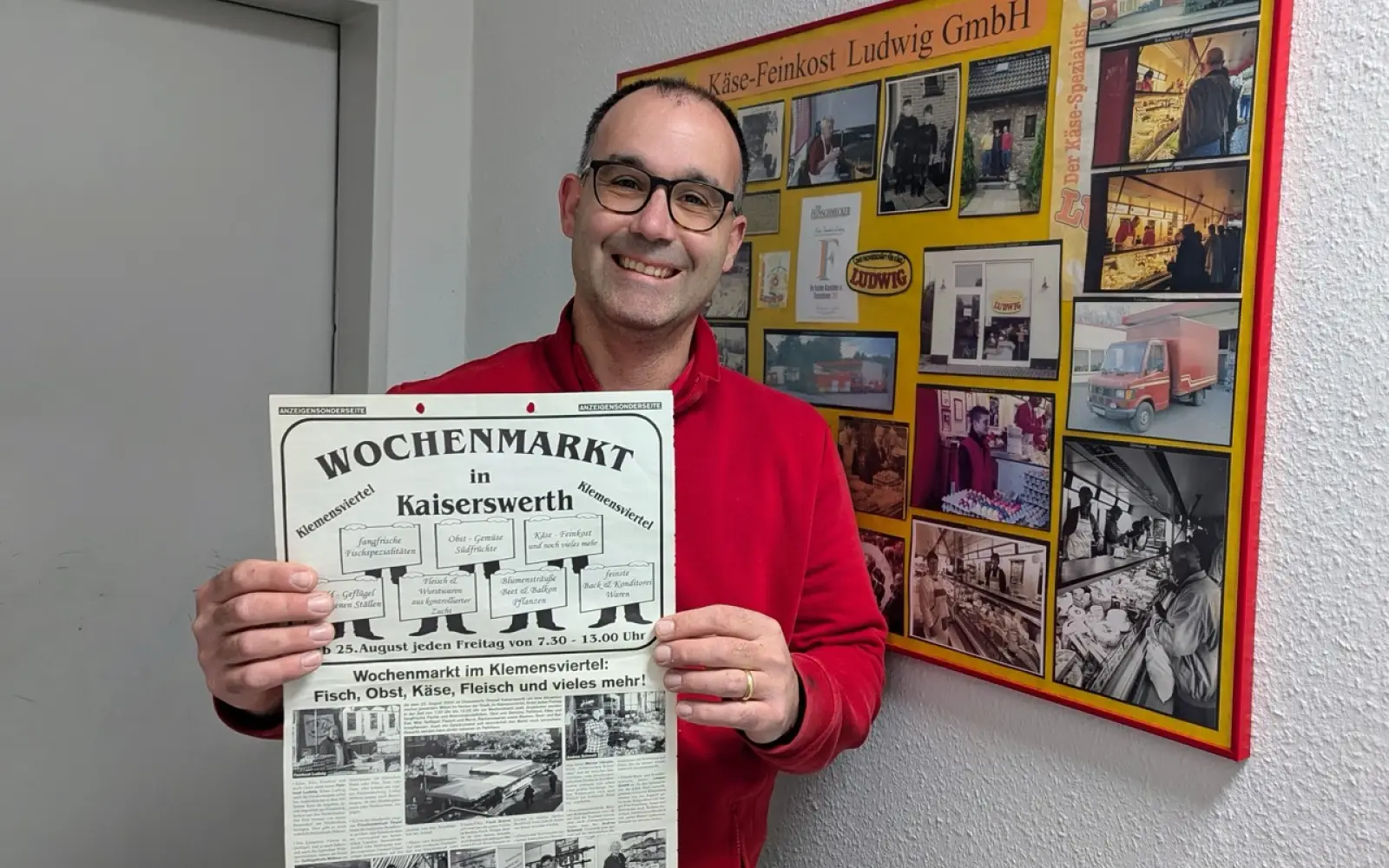 René Ludwig zeigt die erste Anzeige für den Wochenmarkt im Klemensviertel, die vor 25 Jahren im NORDBOTE veröffentlicht wurde. Foto: ah