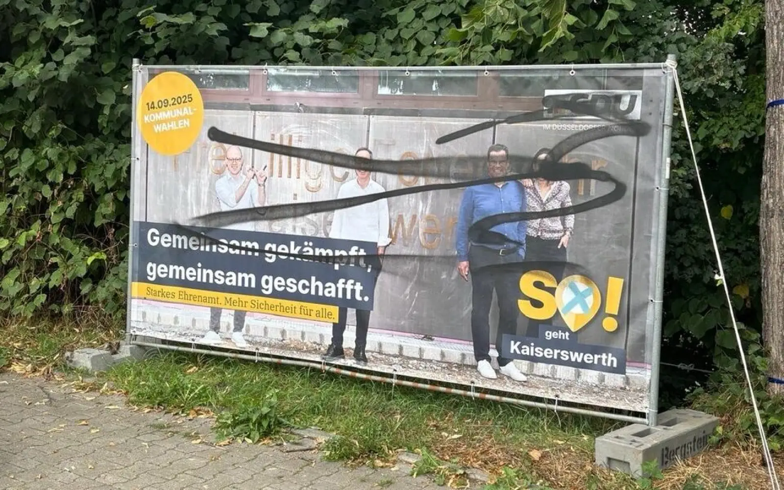 Auch das Wahlplakat zum Neubau der Feuerwache in Kaiserswerth wurde von Unbekannten mit Parolen beschmiert. Foto: CDU Düsseldorf-Nord