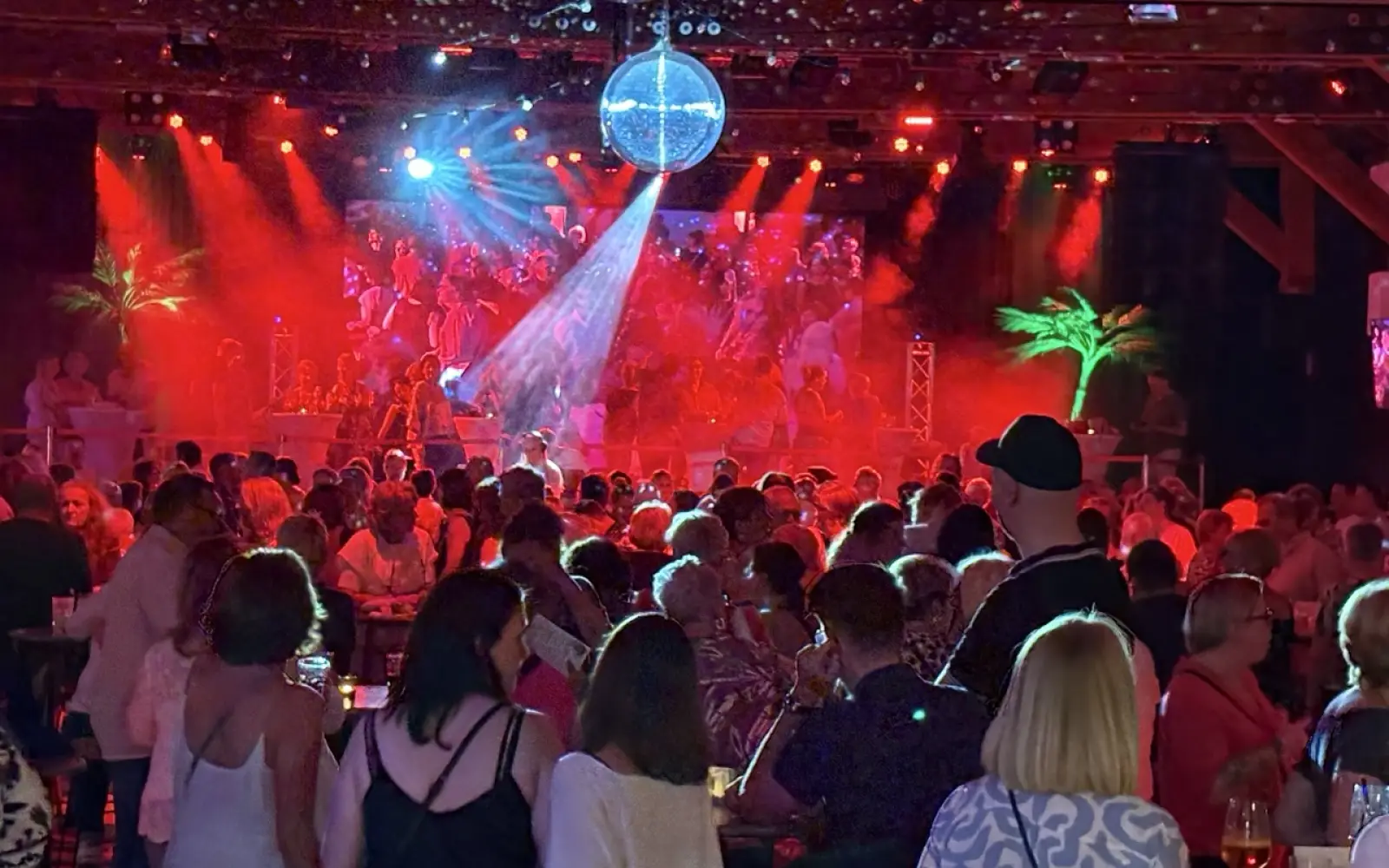 600 Gäste tanzten am Samstagabend ausgelassen im Steinhof in Huckingen bei der Summerlounge. Foto: privat