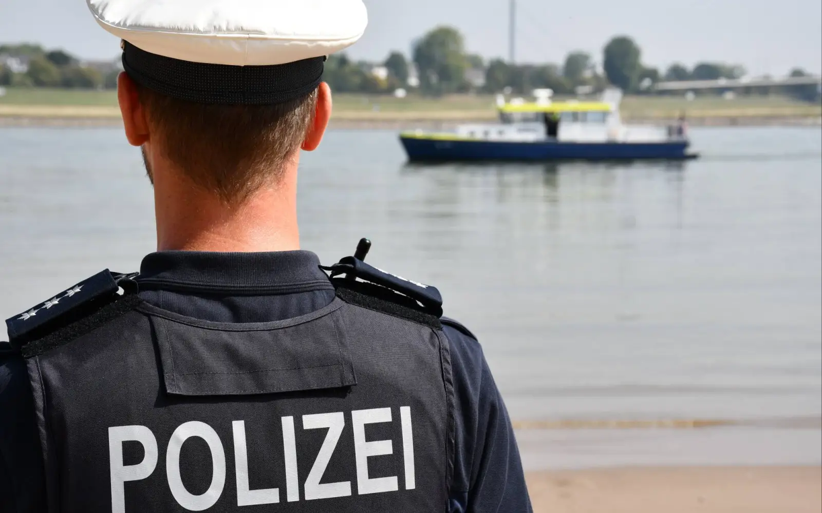 Polizei und Ordnungsamt überwachen das Badeverbot am Rheinufer. Archivfoto: Polizei Düsseldorf