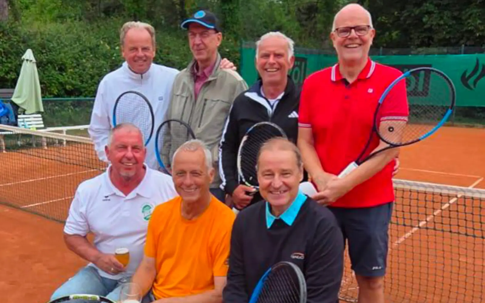 Das erfolgreiche Aufstiegsteam der TS Rahm (von links): Michael Hörter, Rolf Wehling, Jörg Neles und Ulrich Pulina in der hinteren Reihe sowie Hermann Blank, Ralf Hörstgen und Frank Deimel in der vorderen Reihe. Foto: privat