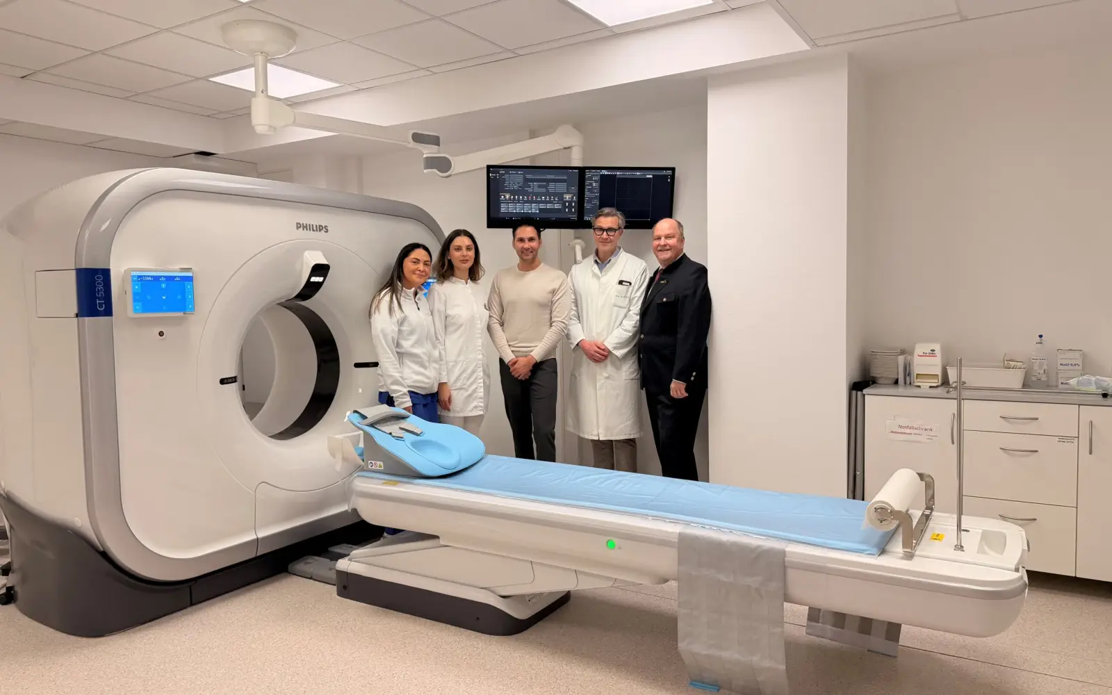 Freuen sich über das neue CT-Gerät im Florence-Nightingale-Krankenhaus: (von links): Sevde Aydin (leitende medizinische Technologin für Radiologie der Radiologie 360° im Florence-Nightingale-Krankenhaus), Natia Endeladze (leitende Ärztin der Praxis),