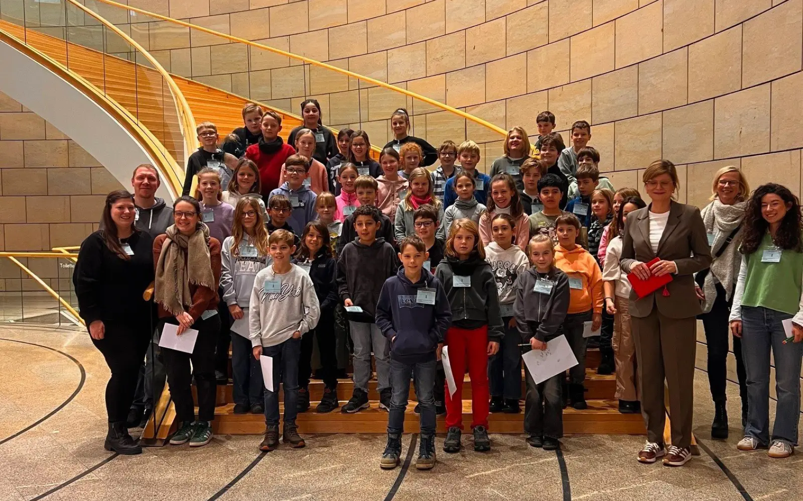 Schülerinnen und Schüler aus den beiden vierten Klassen der Grundschule Rahm besuchten die Landtagsabgeordnete Sarah Philipp im NRW-Landtag. Foto: privat