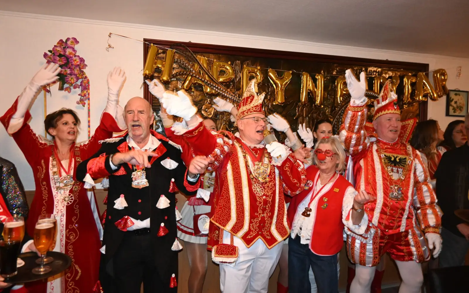 Gleich zwei Prinzen (Toni I., rechts) und Bernd II. gratulierten gemeinsam mit Prinzessin Gabi (Koths) Heike Krajewski und Peter Ambrosius. Foto: sam