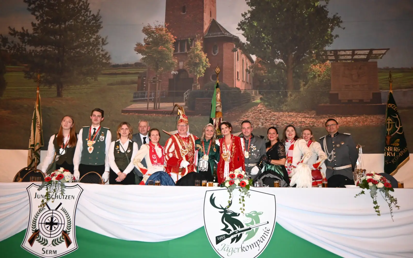 Es ist eine schöne Tradition, dass sich der Schützenthron mit dem Prinzenpaar zu einem Foto aufstellt. Foto: sam