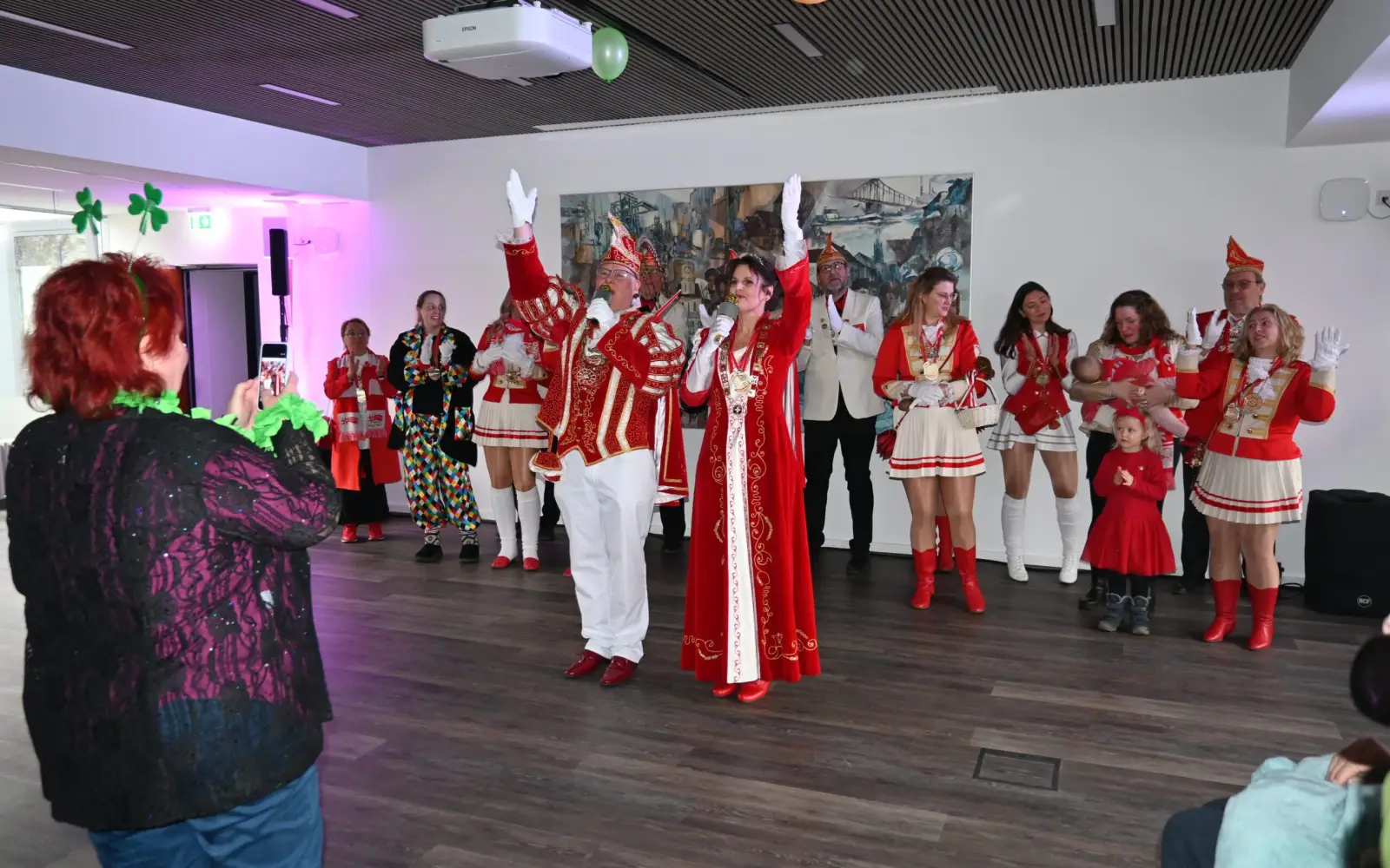 Bezirksbürgermeisterin Beate Lieske begrüßte die Karnevalsgesellschaft Südstern aus Serm – angeführt von Prinz Bernd II. und Prinzessin Gabi. Foto: sam