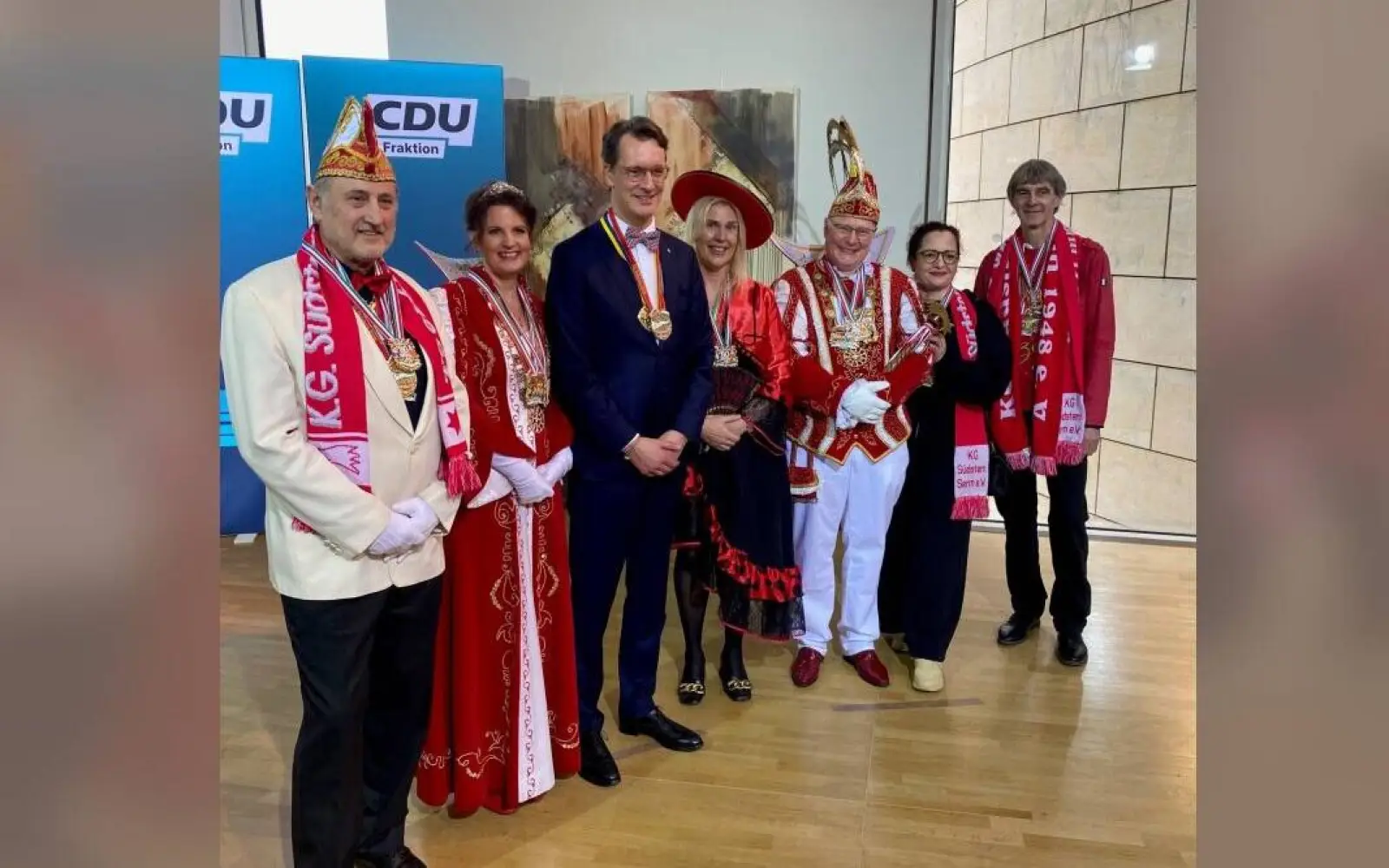 Beim „Närrischen Landtag 2026“ feierten gemeinsam (von links): Elferratsmitglied Wolfgang Schwertner, Prinzessin Gabi (Koths), NRW-Ministerpräsident Hendrik Wüst, Petra Vogt (MdL), Prinz Bernd II. (Baumann), Faouzia Alhadjiui und Michael Zilkes. Foto