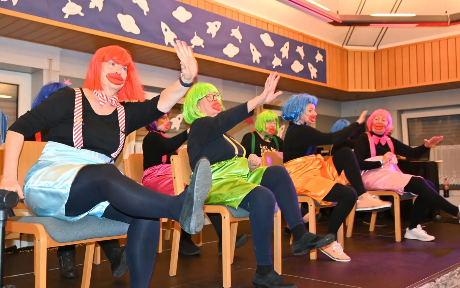 Das kfd-Team sorgte mit originellen Tänzen für herrliche Lacher. Foto: sam