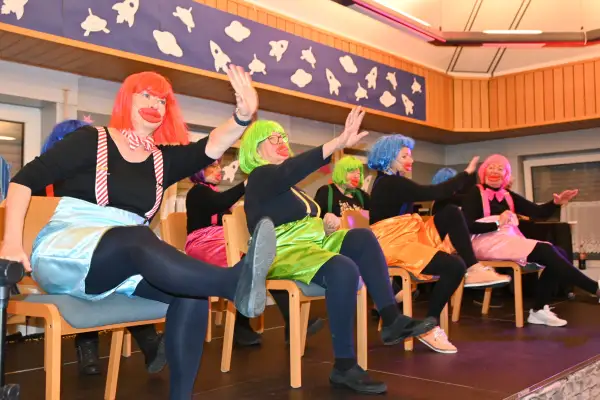 Super Stimmung in Serm: „Schwerelos schwebt durch das All, die kfd beim Karneval“