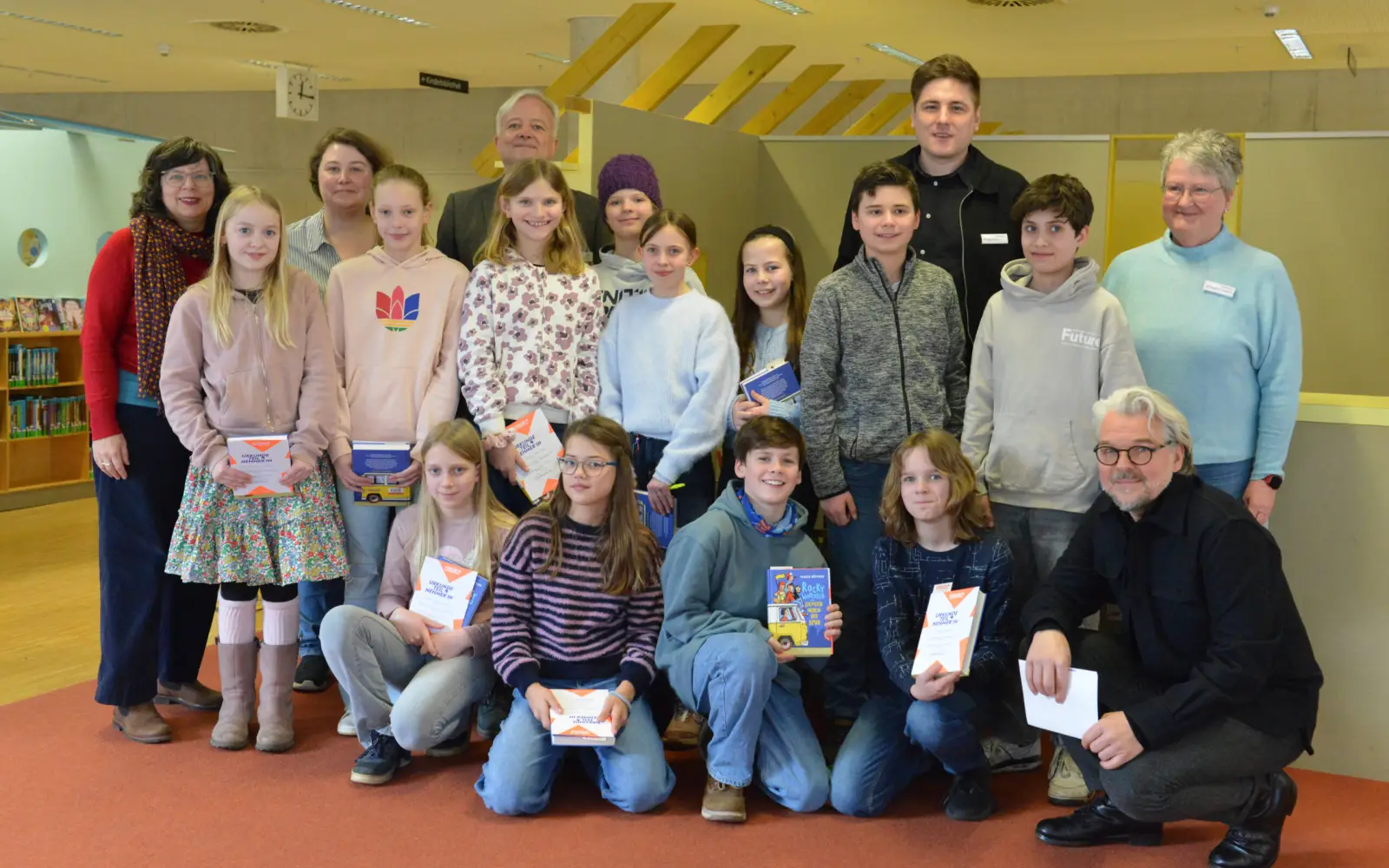 Beim Kreisentscheid des Vorlesewettbewerbs waren dabei (von links, hintere Reihe): Lisa Müller-Arnold (Jury), Janina Gerten und Jens Holthoff (Kinder- und Jugendbibliothek), Philipp Braun und Eva Schmeldnik-Tommes (Stadtbibliothek und Jury) und Marti
