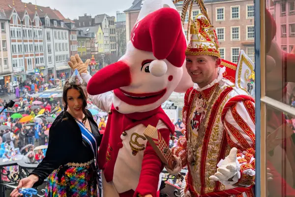 Karneval in Düsseldorf: Möhnen stürmen das Rathaus