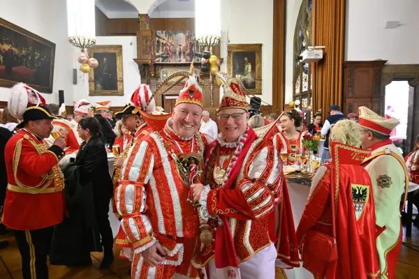 Rosenmontag in Duisburg: Frohe Laune trotz trüben Wetters