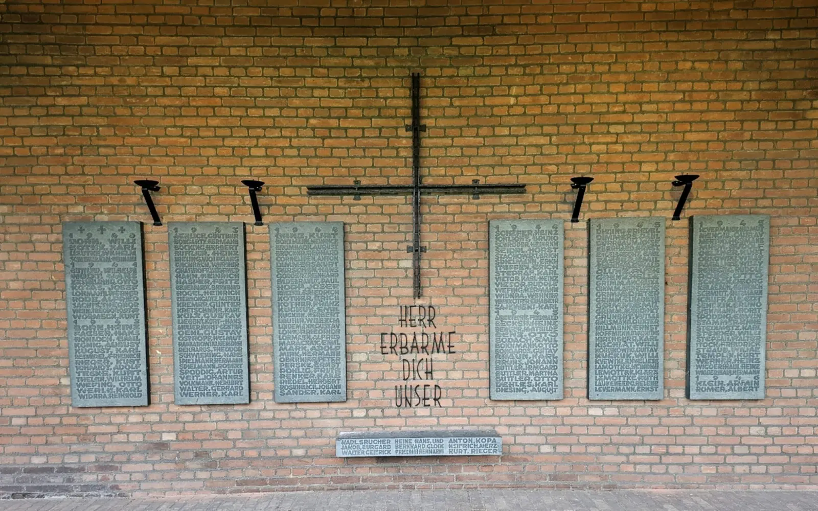 Am 1. März findet an der wiederhergestellten Gedenkstätte am Huckinger Gemeindezentrum ein Friedensgottesdienst statt. Foto: www.evgds.de