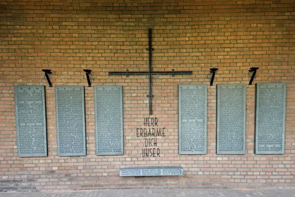Gedenkstätte wiederhergestellt – Friedensgottesdienst in Huckingen