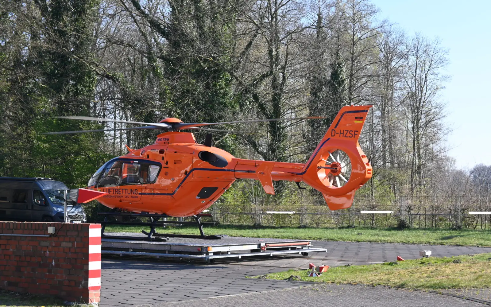 Bei dem schweren Verkehrsunfall im Kreuz Breitscheid war auch ein Hubschrauber im Einsatz. Beispielfoto: sam