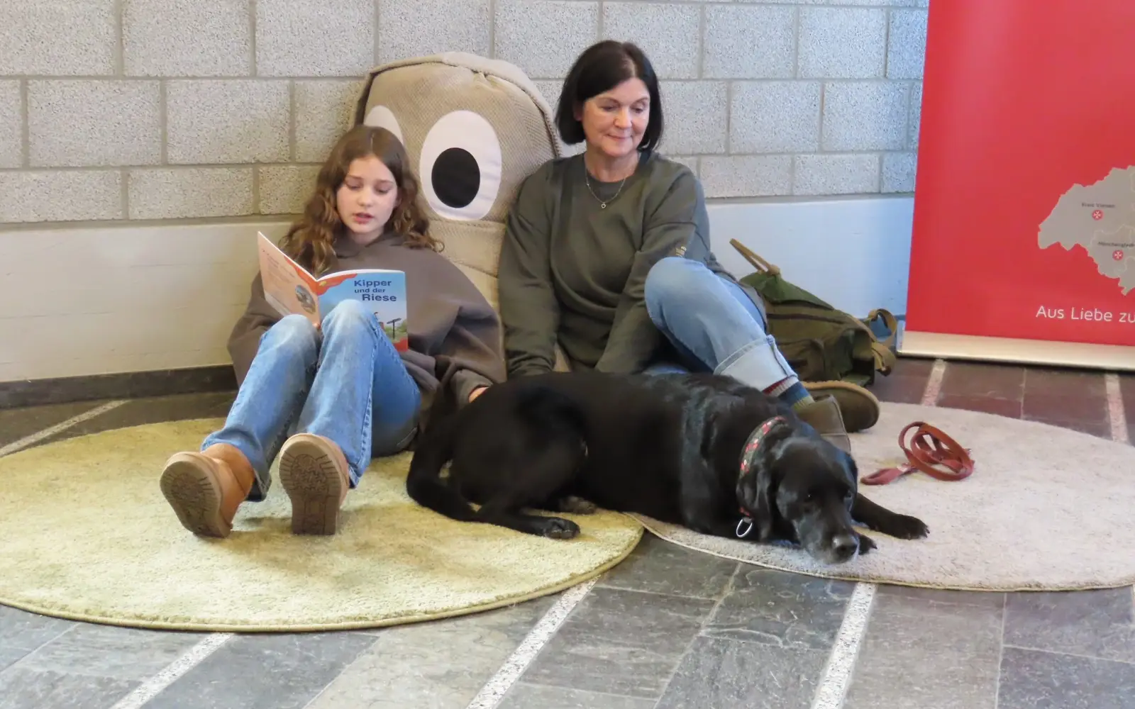 Lesehund Lola ist zur Beruhigung gerne dabei. Foto: cj