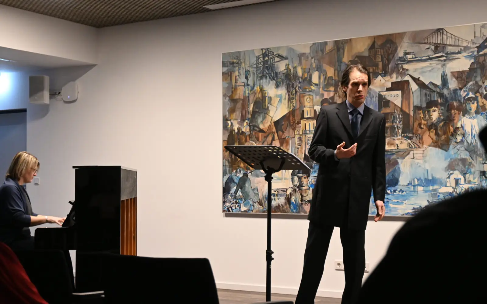 Mit einer musikalisch-poetischen Reise stimmten Bariton Rafael Bruck und Pianistin Maren Donner die Anwesenden im Bezirksamt Süd auf die Internationale Gartenausstellung 2027 ein. Foto: sam