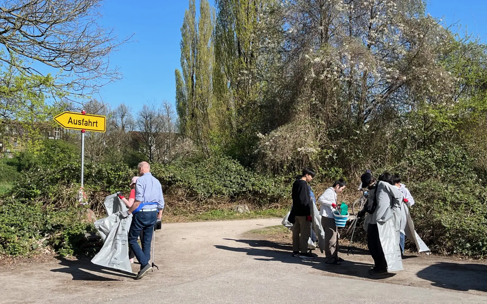 Fleißige Müllsammler beim Dreck-weg-Tag in Kaiserswerth aus dem vergangenen Jahr. Foto: A. Stoffel